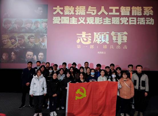 一群人站在台上描述已自动生成