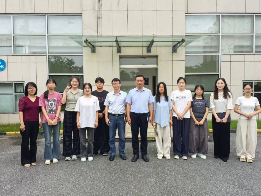 校长冯传良带队赴江北新区管委会走访慰问实践学生