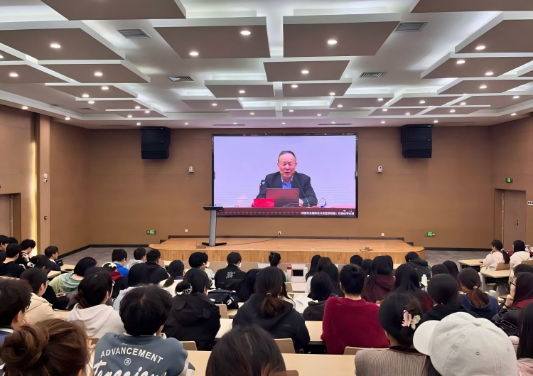 1762405110862671.jpg 观看经济大讲堂(学生集体)(尺寸修改).jpg