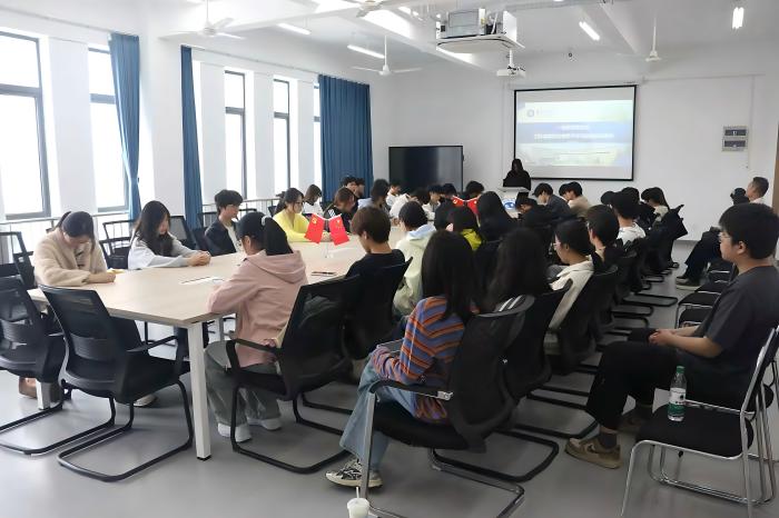 座谈会1(1).jpg