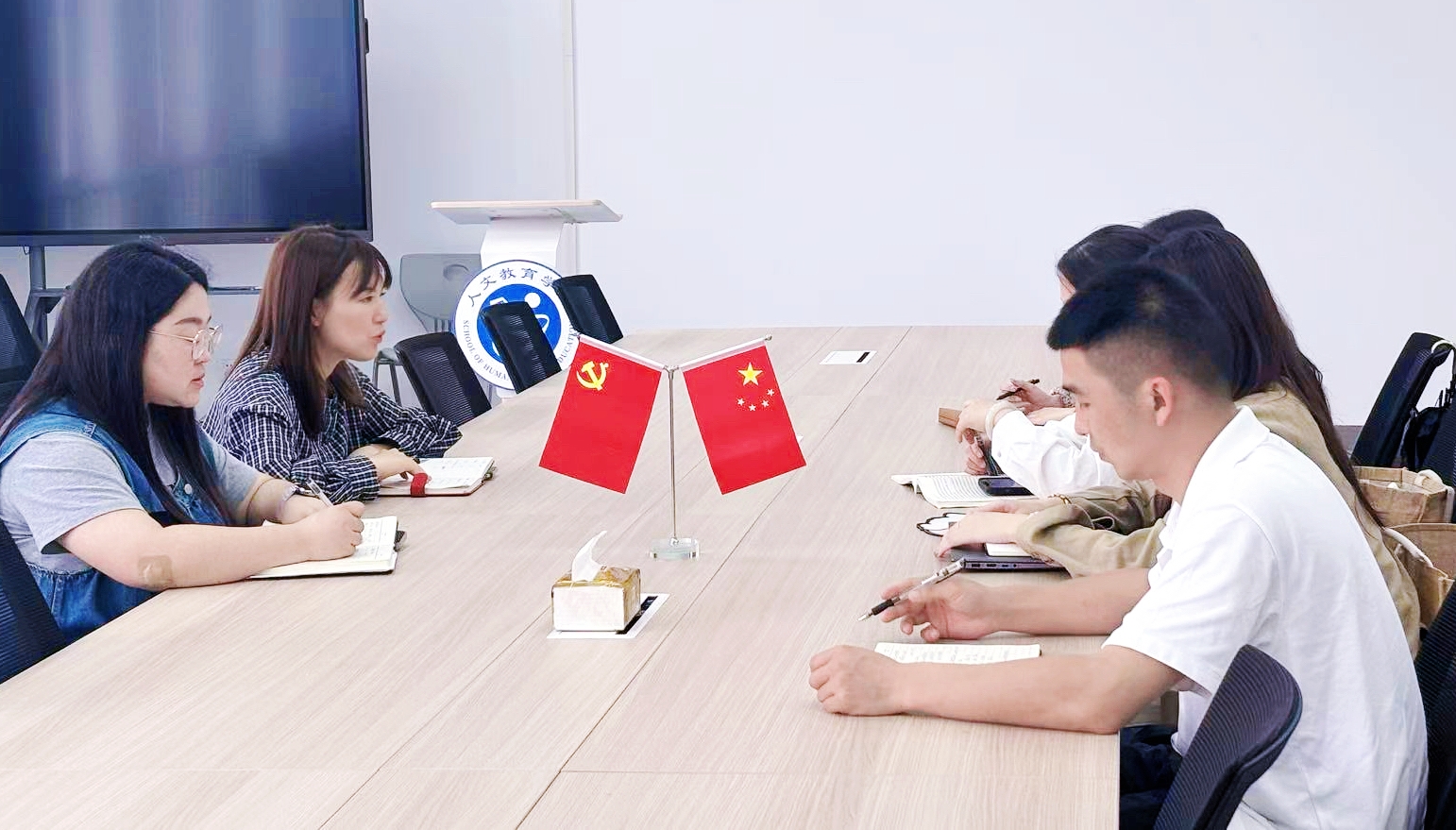 学前教师座谈.jpg