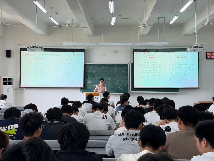 李子华校长听课-修改尺寸版.jpg