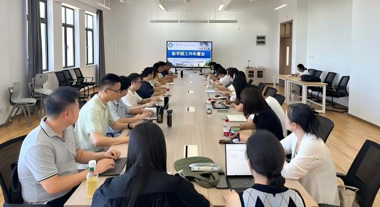 开学初会议照片8.28(1).jpg